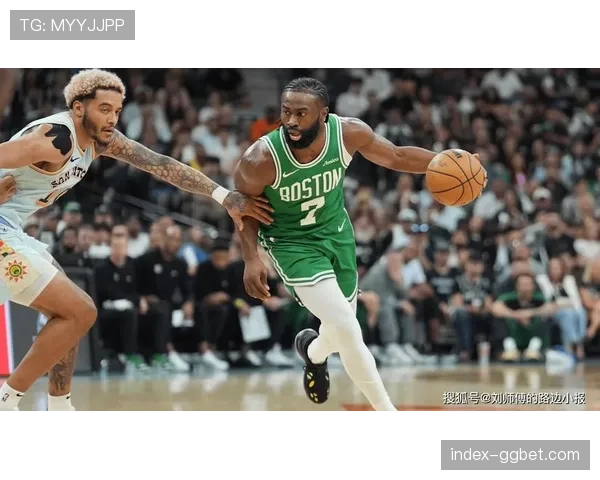 杰伦·布朗连续11场30+炸裂输出 成绿军绝对核心